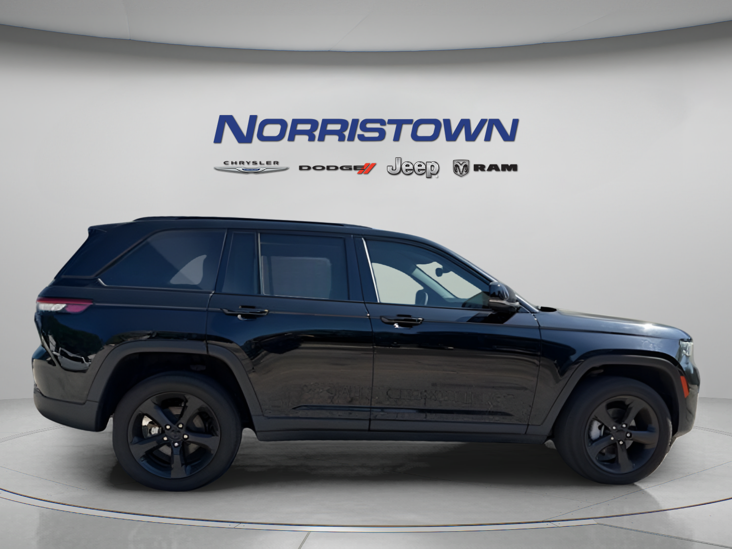 Certified 2023 Jeep Grand Cherokee Limited w/ Black Appearance Package AWD/4WD image 7
