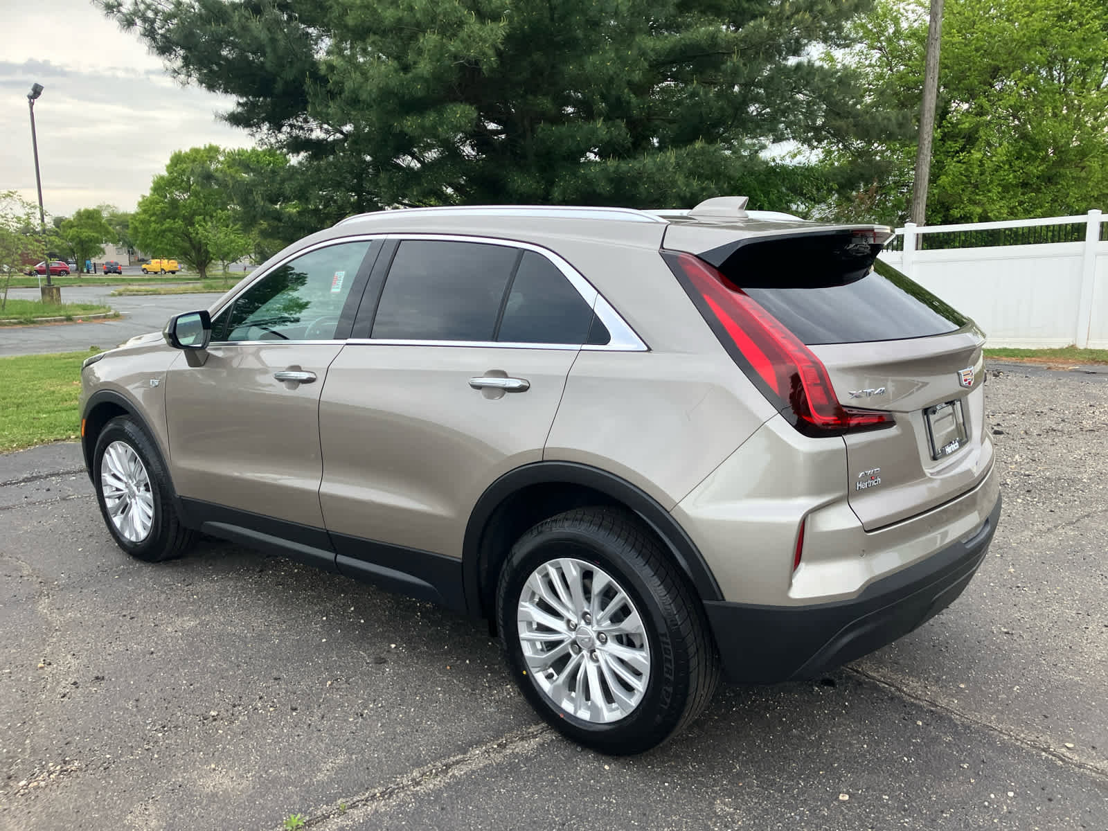 Used 2024 Cadillac XT4 Luxury w/ Cold Weather Package AWD/4WD image 4