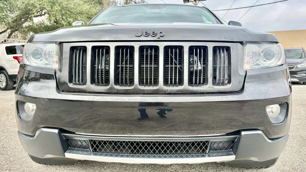 Used 2013 Jeep Grand Cherokee Limited w/ Luxury Group II image 2