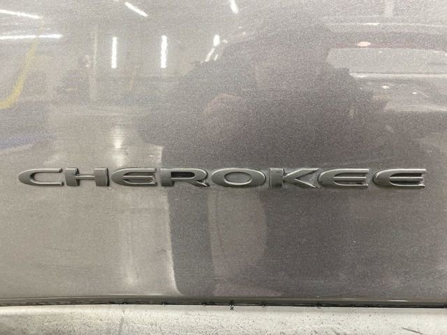 Used 2019 Jeep Cherokee Limited image 30