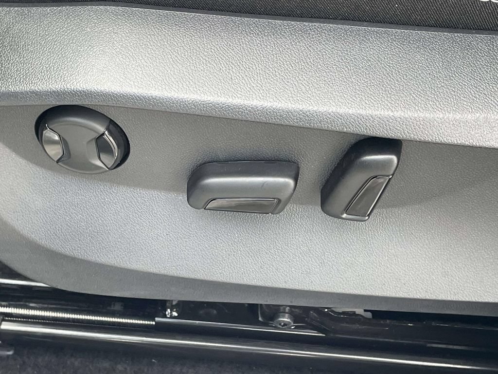 Certified 2023 Volkswagen Taos SE FWD image 17