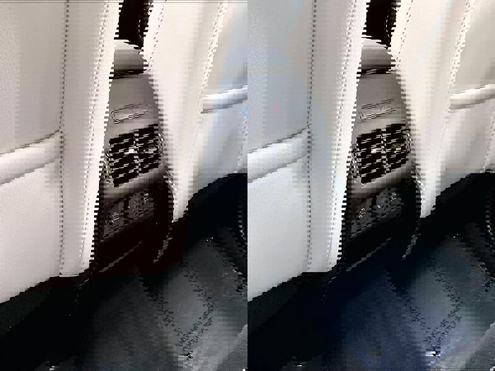 Used 2023 Land Rover Discovery Sport SE image 38