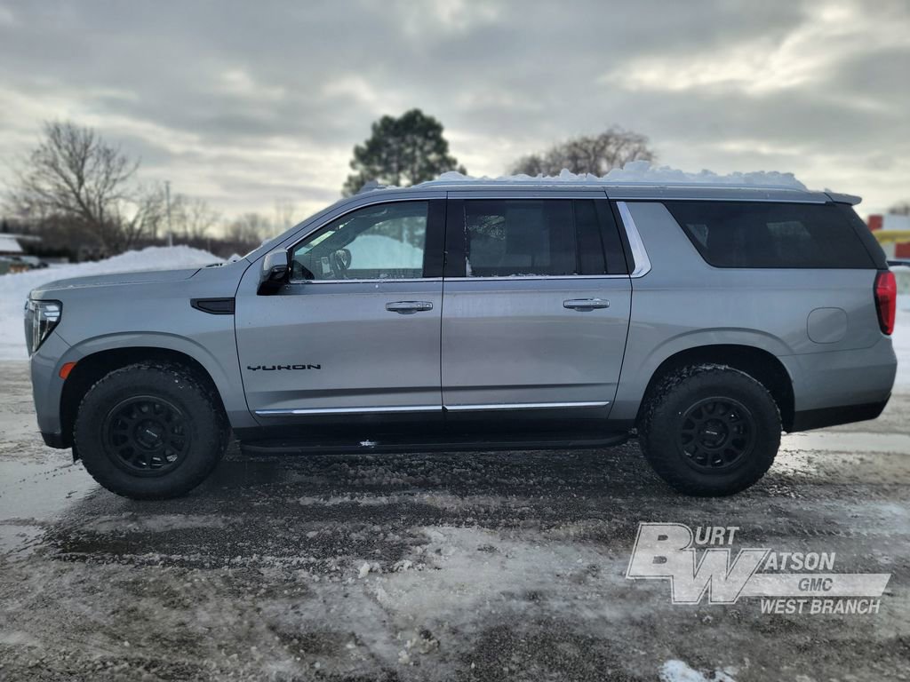 Used 2023 GMC Yukon XL SLT w/ SLT Premium Package image 3