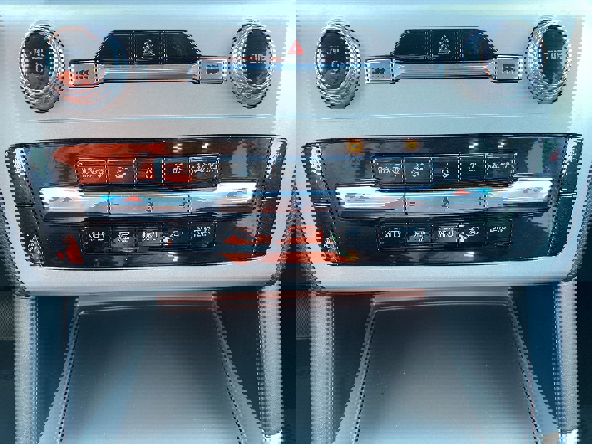 Used 2024 Ford Explorer XLT w/ Equipment Group 202A image 17