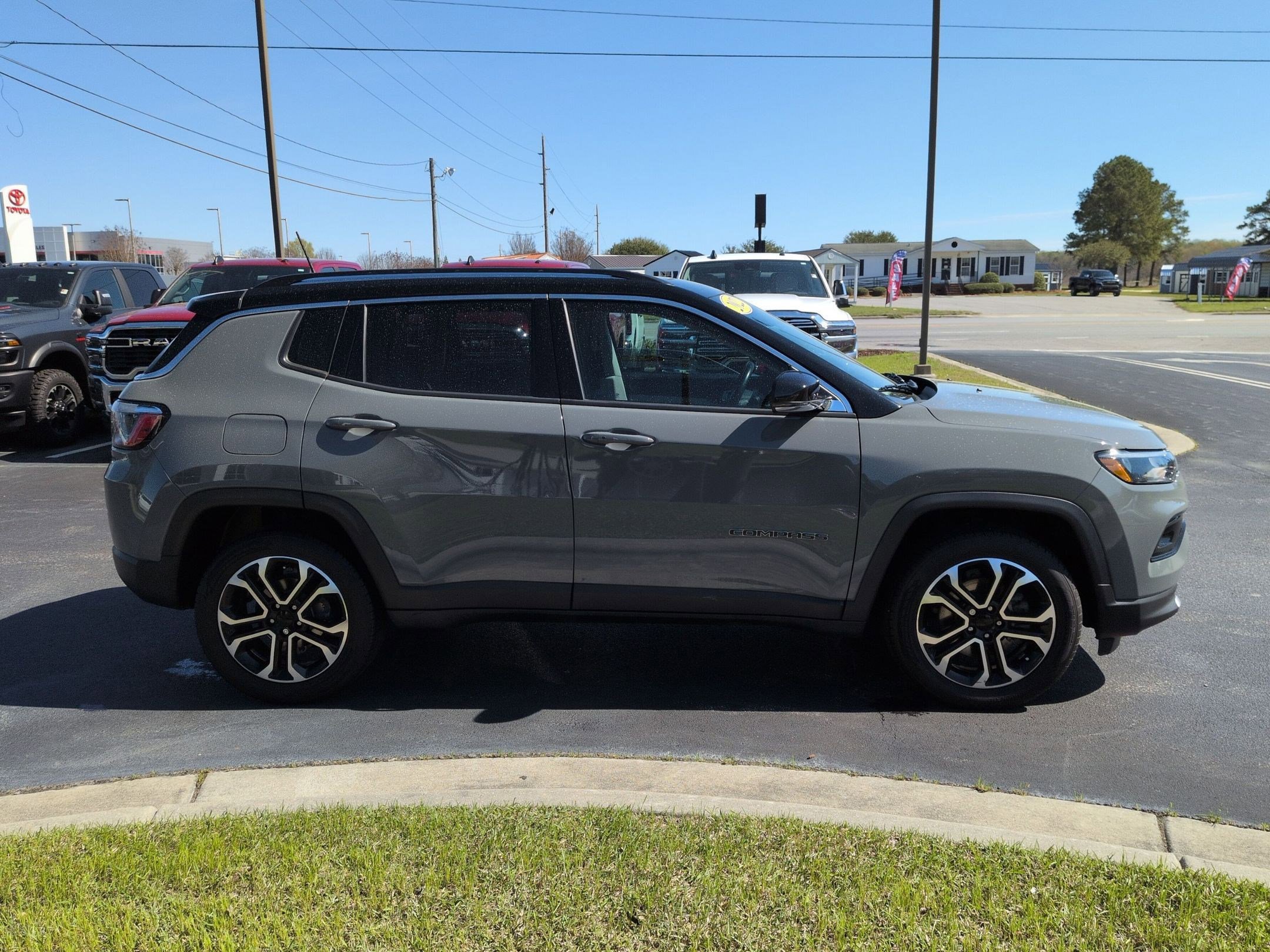 Used 2022 Jeep Compass Limited w/ Sun and Sound Group image 4