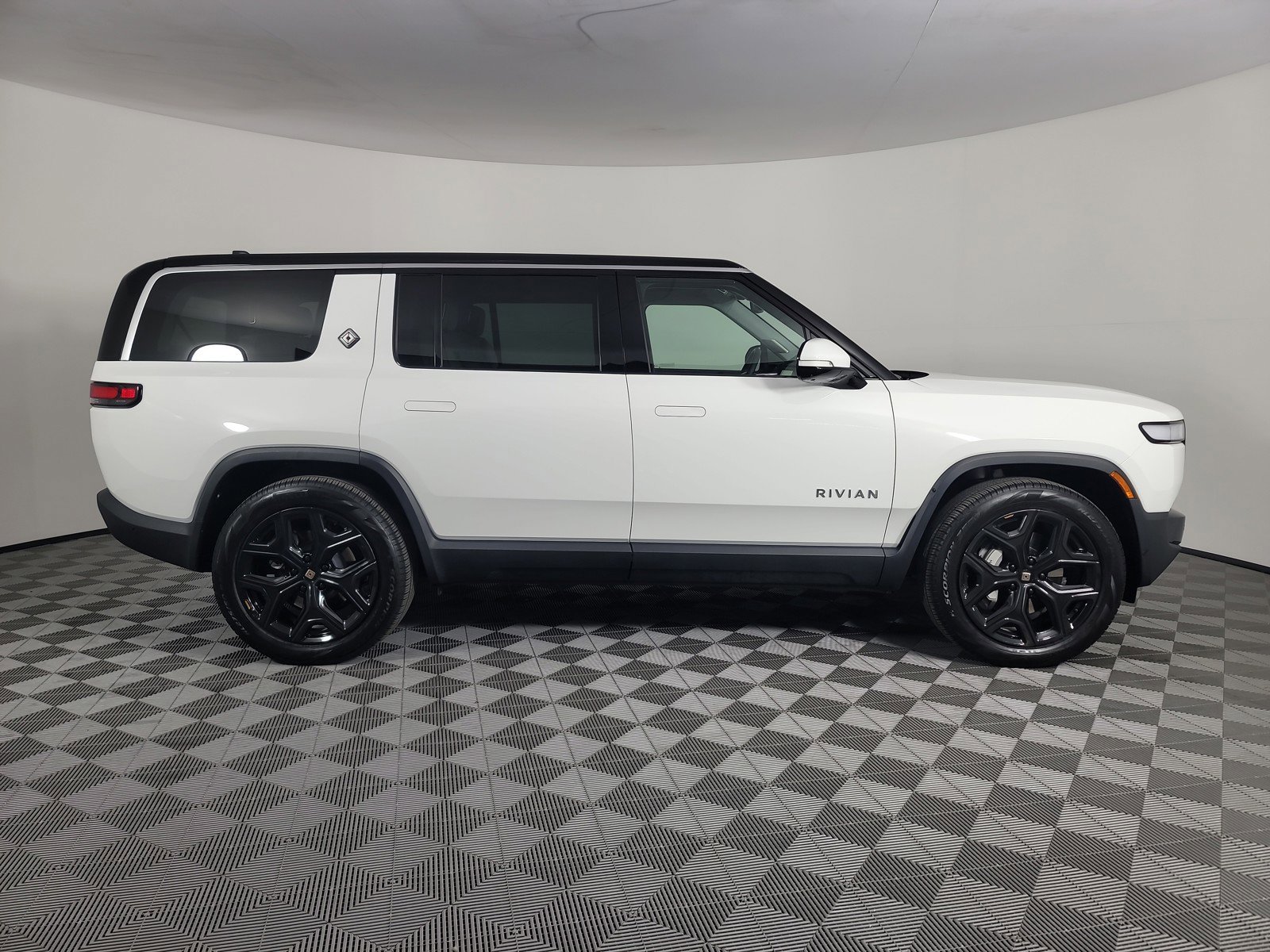 Used 2024 Rivian R1S Adventure AWD/4WD image 6