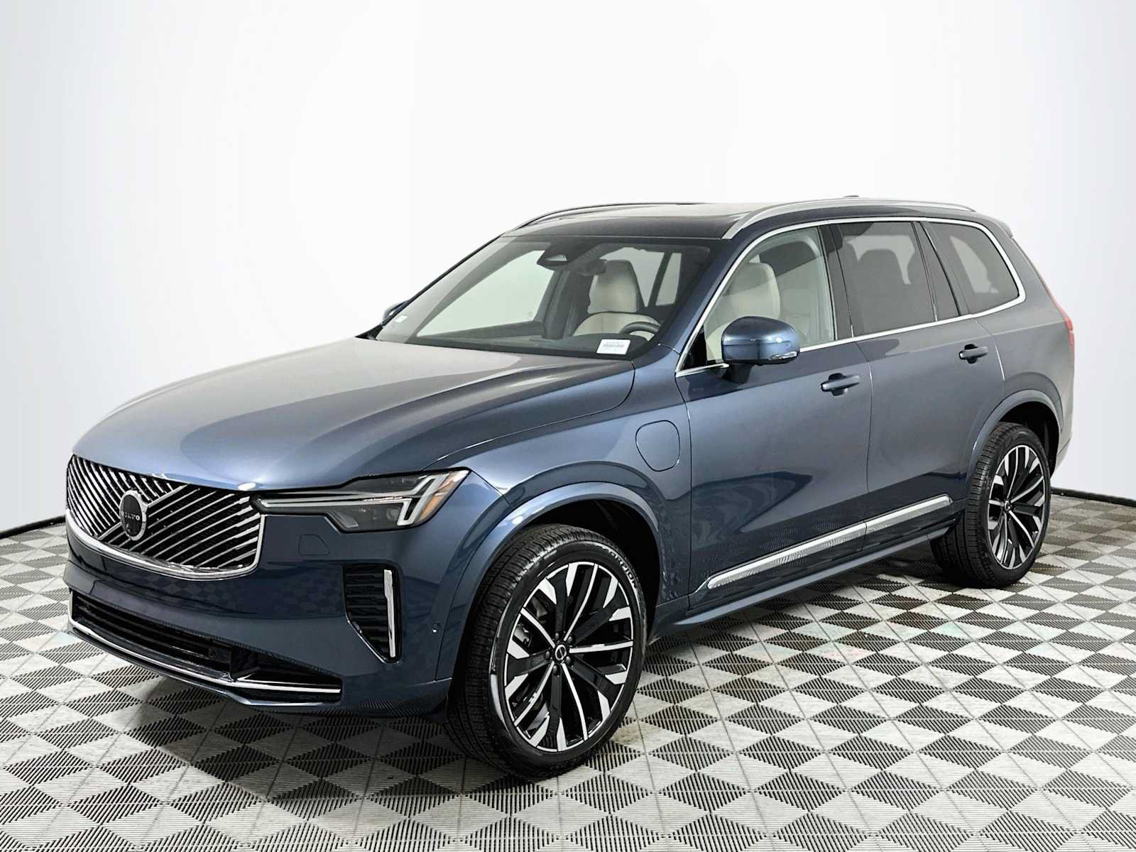 Used 2026 Volvo XC90 T8 Plus w/ Protection Package Premier AWD/4WD image 3