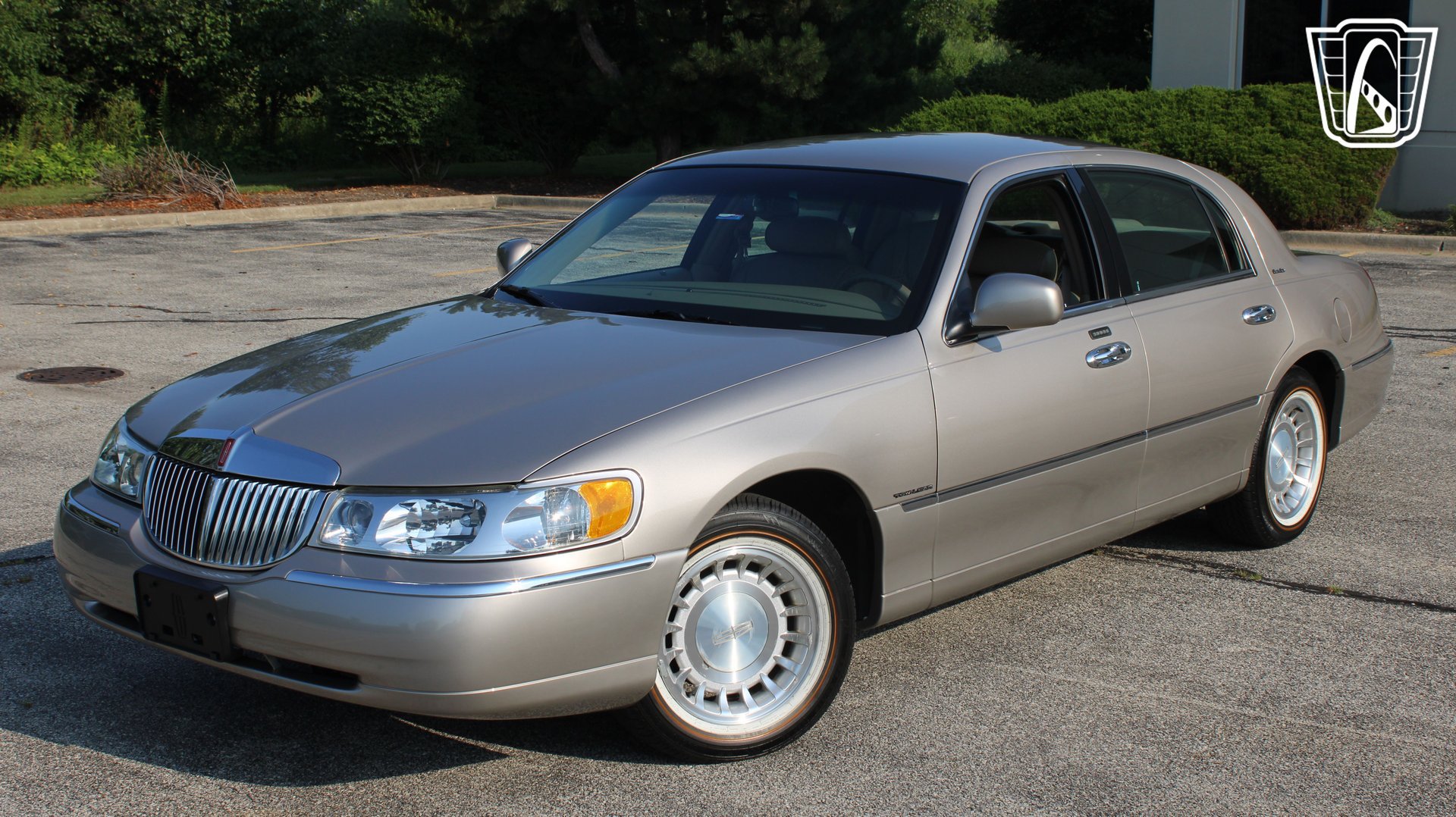 Used 2002 Lincoln Town Car Executive RWD image 19