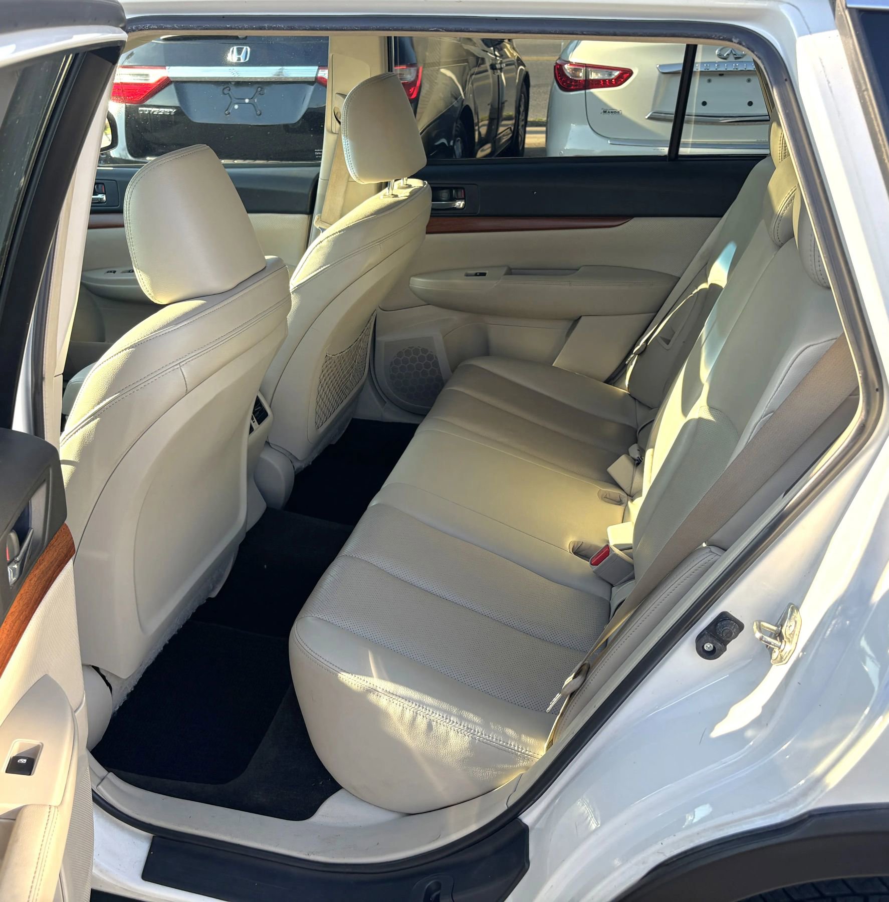 Used 2014 Subaru Outback 2.5i Limited w/ Moonroof Package AWD/4WD image 9