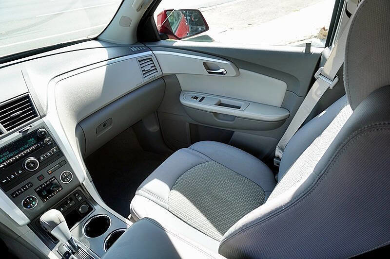 Used 2012 Chevrolet Traverse LT image 24