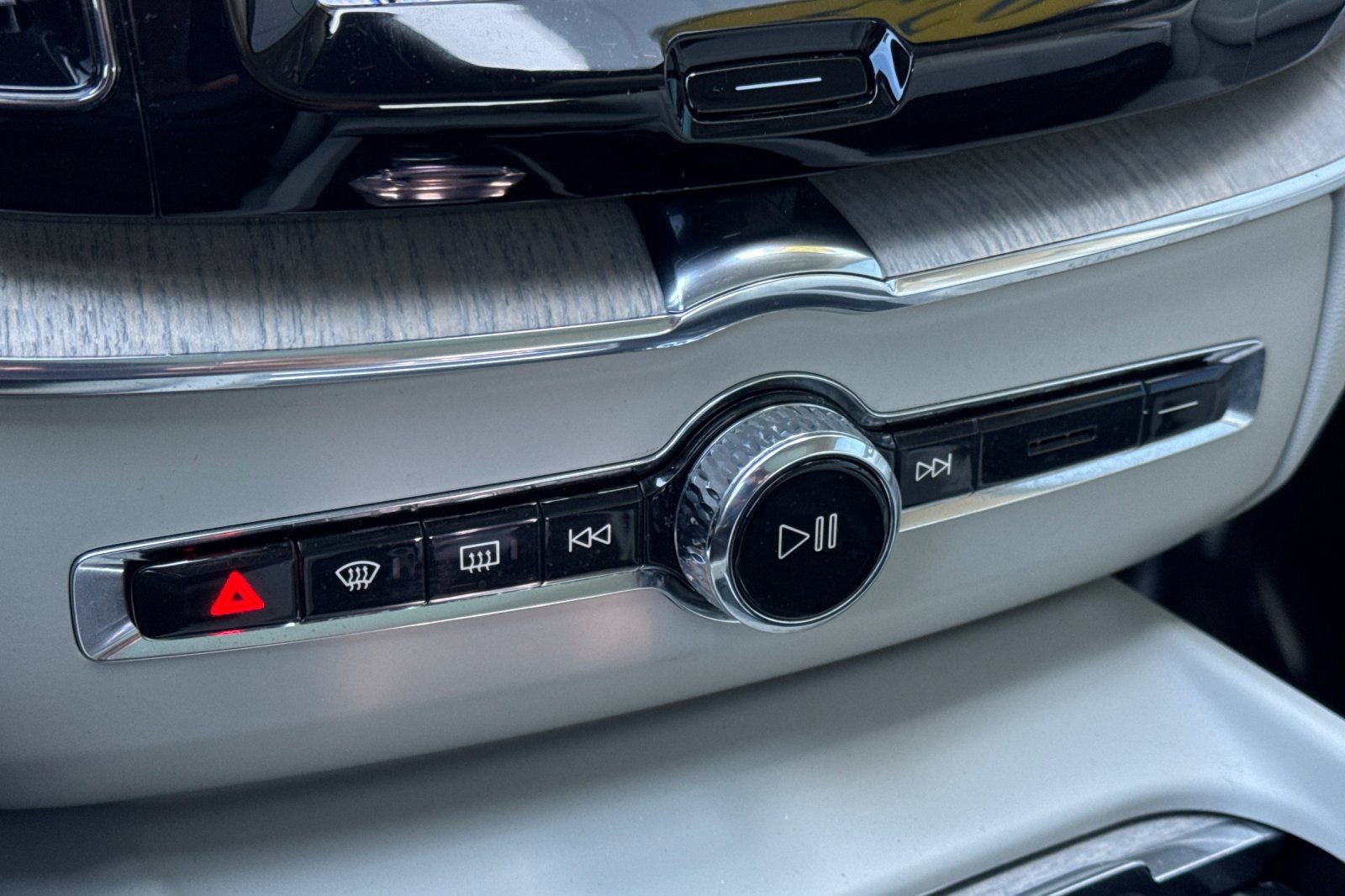 Used 2023 Volvo XC60 B5 Ultimate w/ Climate Package image 24