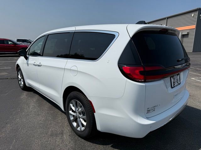 New 2026 Chrysler Pacifica Select image 4