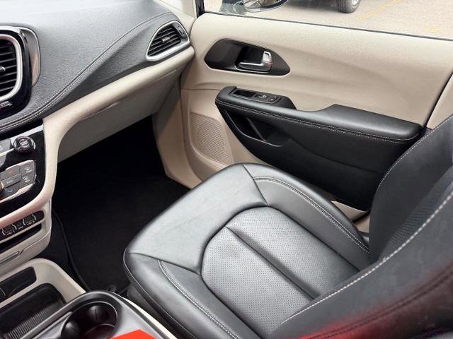 Used 2024 Chrysler Pacifica Limited FWD image 21