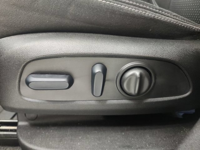Used 2024 GMC Terrain SLE w/ Driver Convenience Package FWD image 13