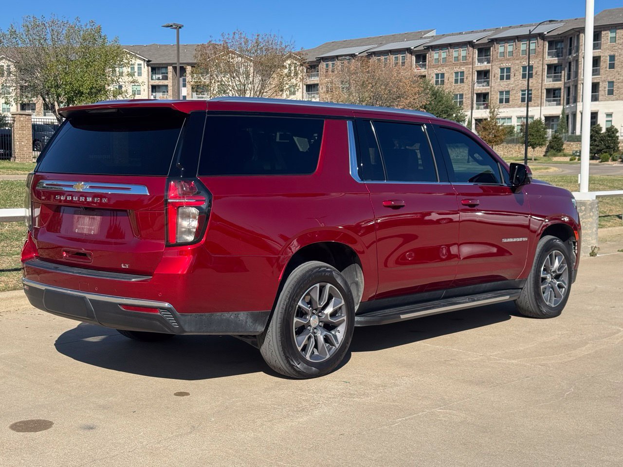 Used 2024 Chevrolet Suburban LT w/ Luxury Package AWD/4WD image 4