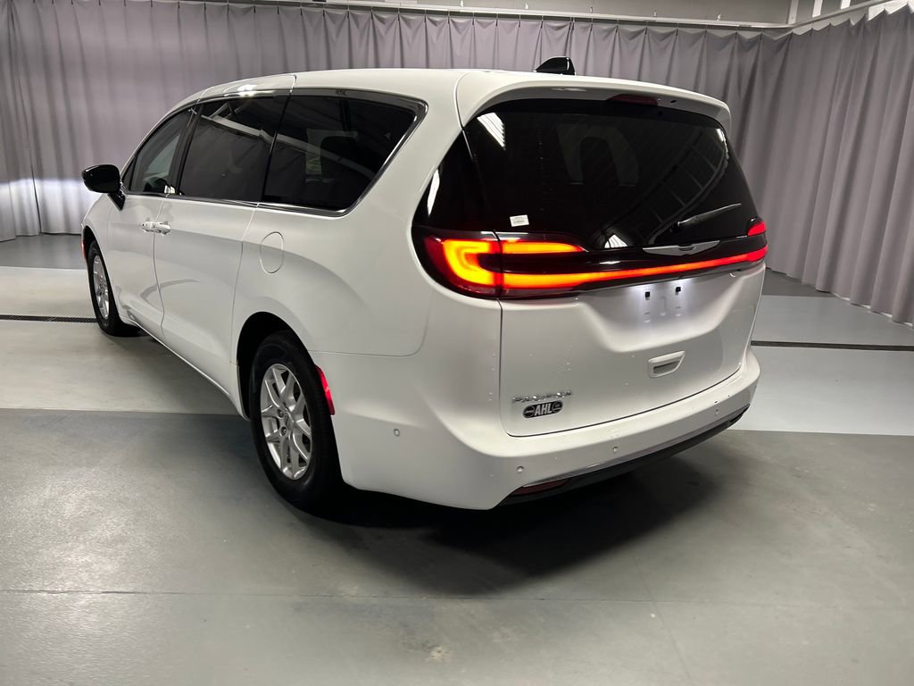 Used 2025 Chrysler Pacifica Select w/ Uconnect Theater Family Group image 5
