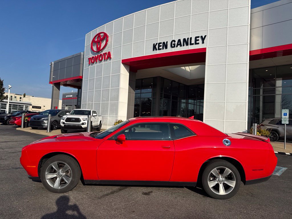 Used 2019 Dodge Challenger SXT RWD image 2