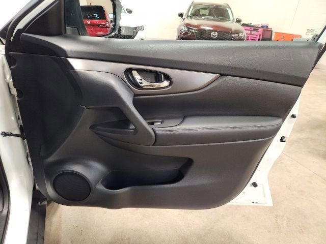 Used 2016 Nissan Rogue SV AWD/4WD image 32
