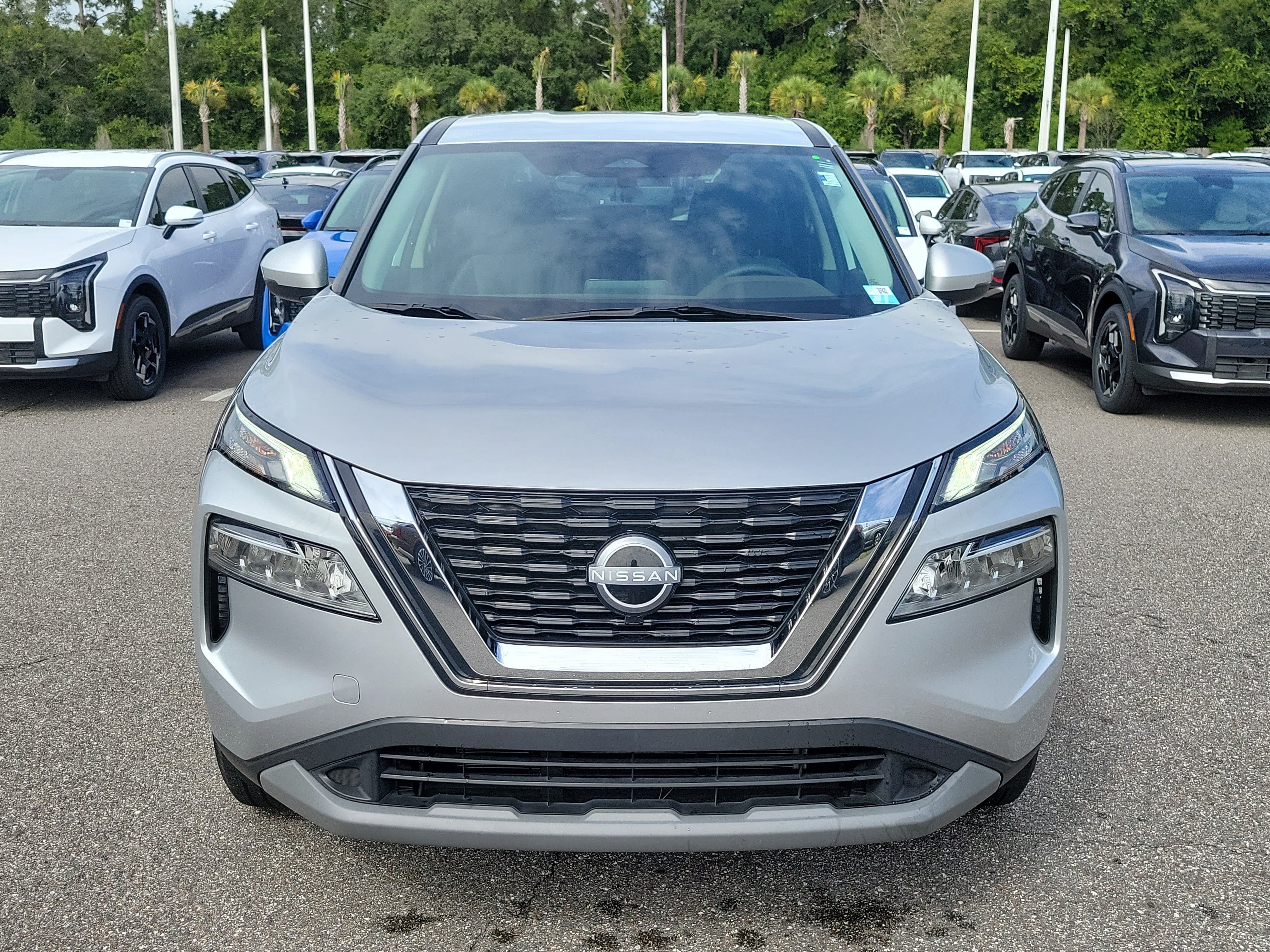 Used 2022 Nissan Rogue SV FWD image 2