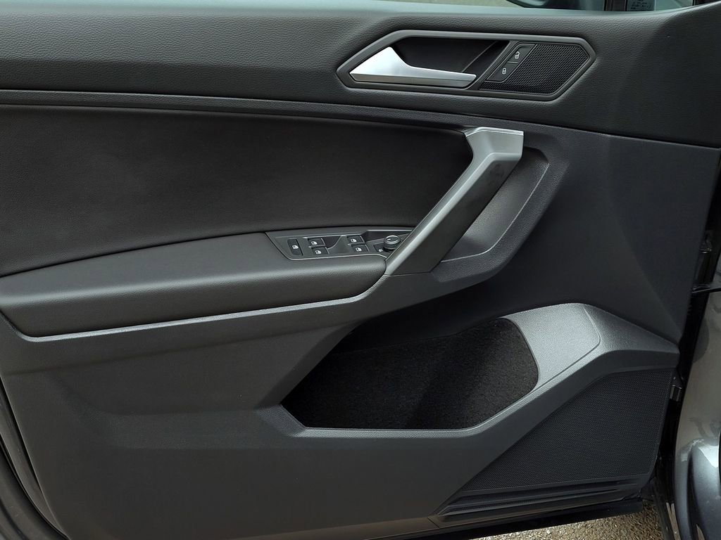 Used 2021 Volkswagen Tiguan SE R-Line image 11