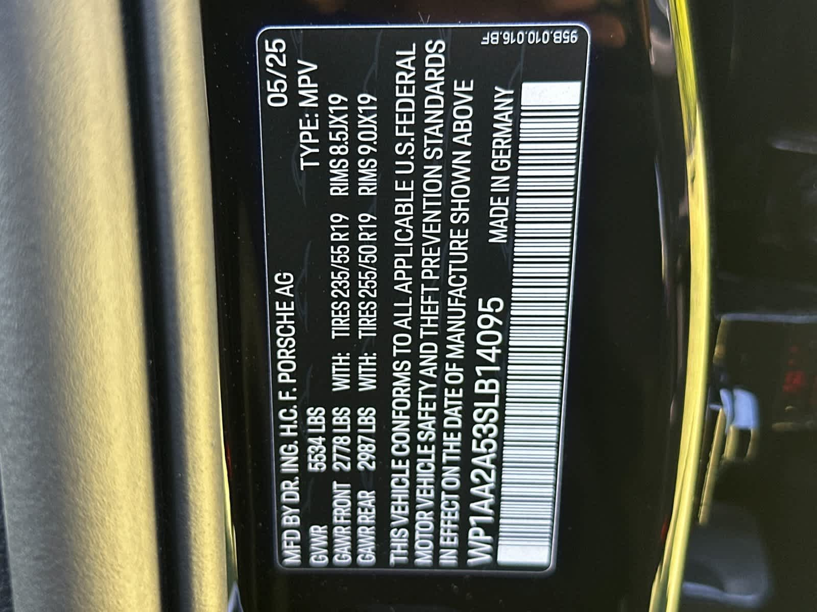 Certified 2025 Porsche Macan AWD/4WD image 32