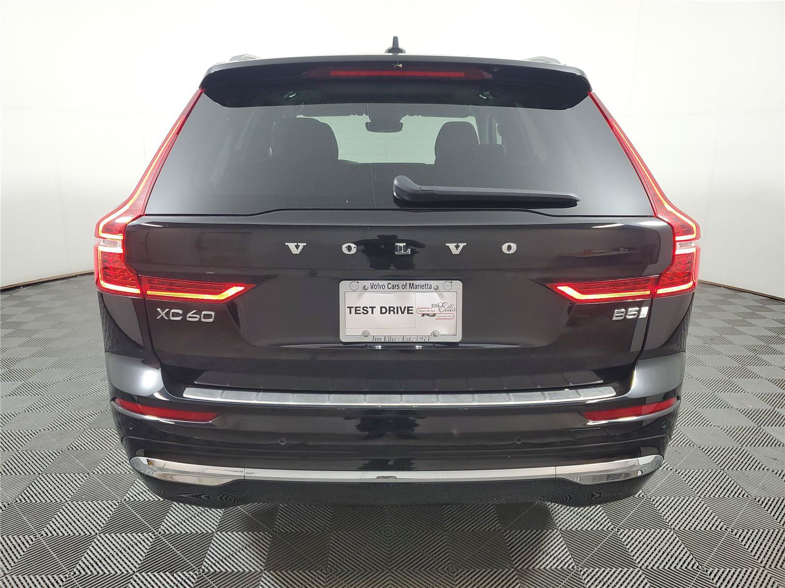 Certified 2023 Volvo XC60 B5 Ultimate w/ Climate Package FWD image 5