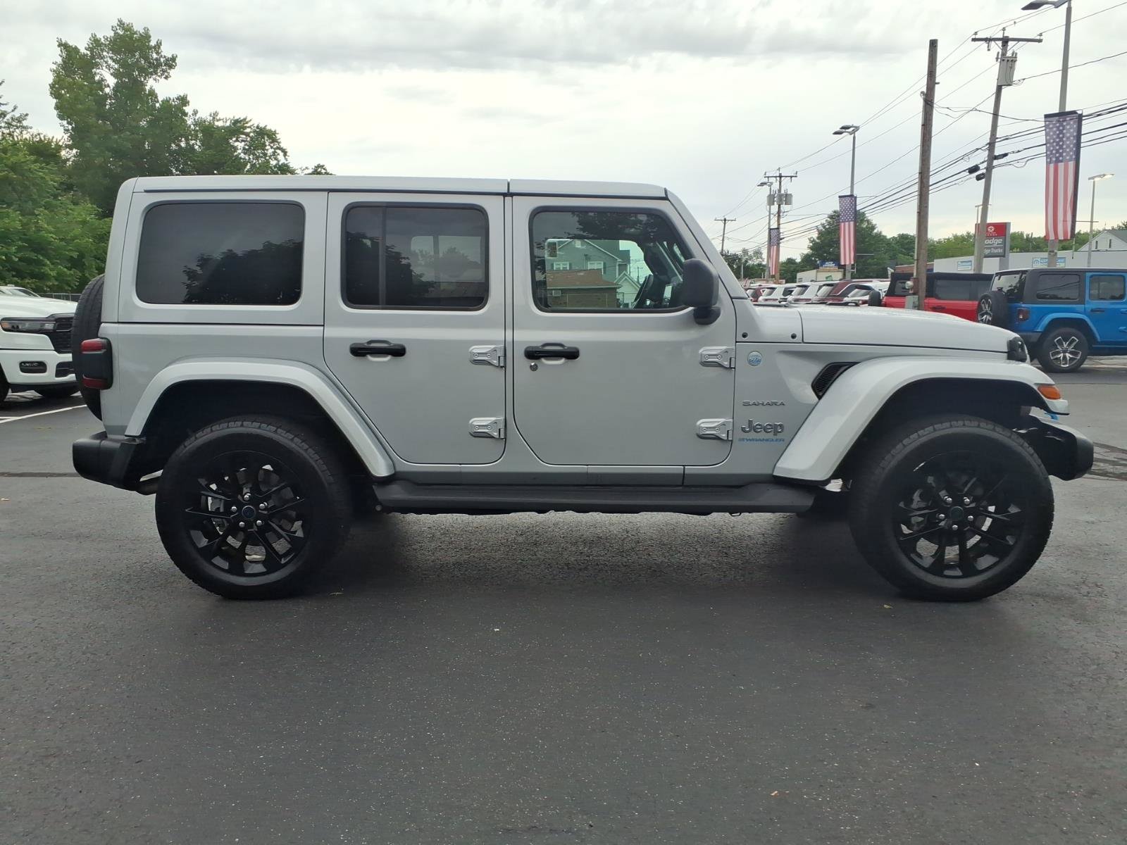 Used 2024 Jeep Wrangler Unlimited Sahara w/ Technology Group AWD/4WD image 9