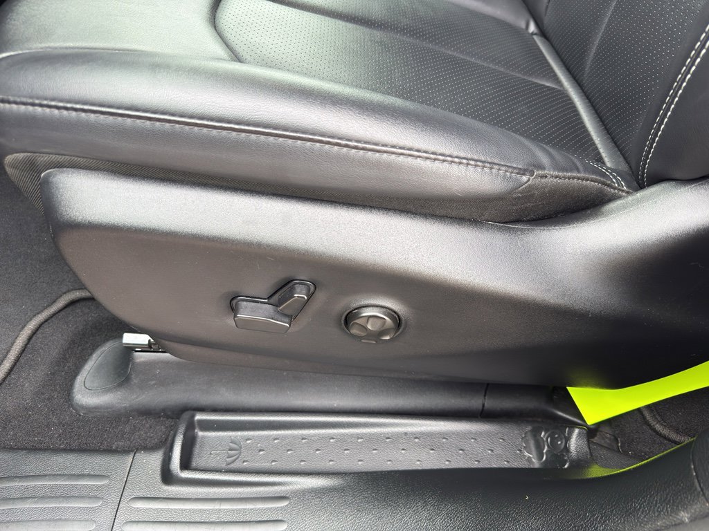 Used 2025 Chrysler Pacifica Select image 14