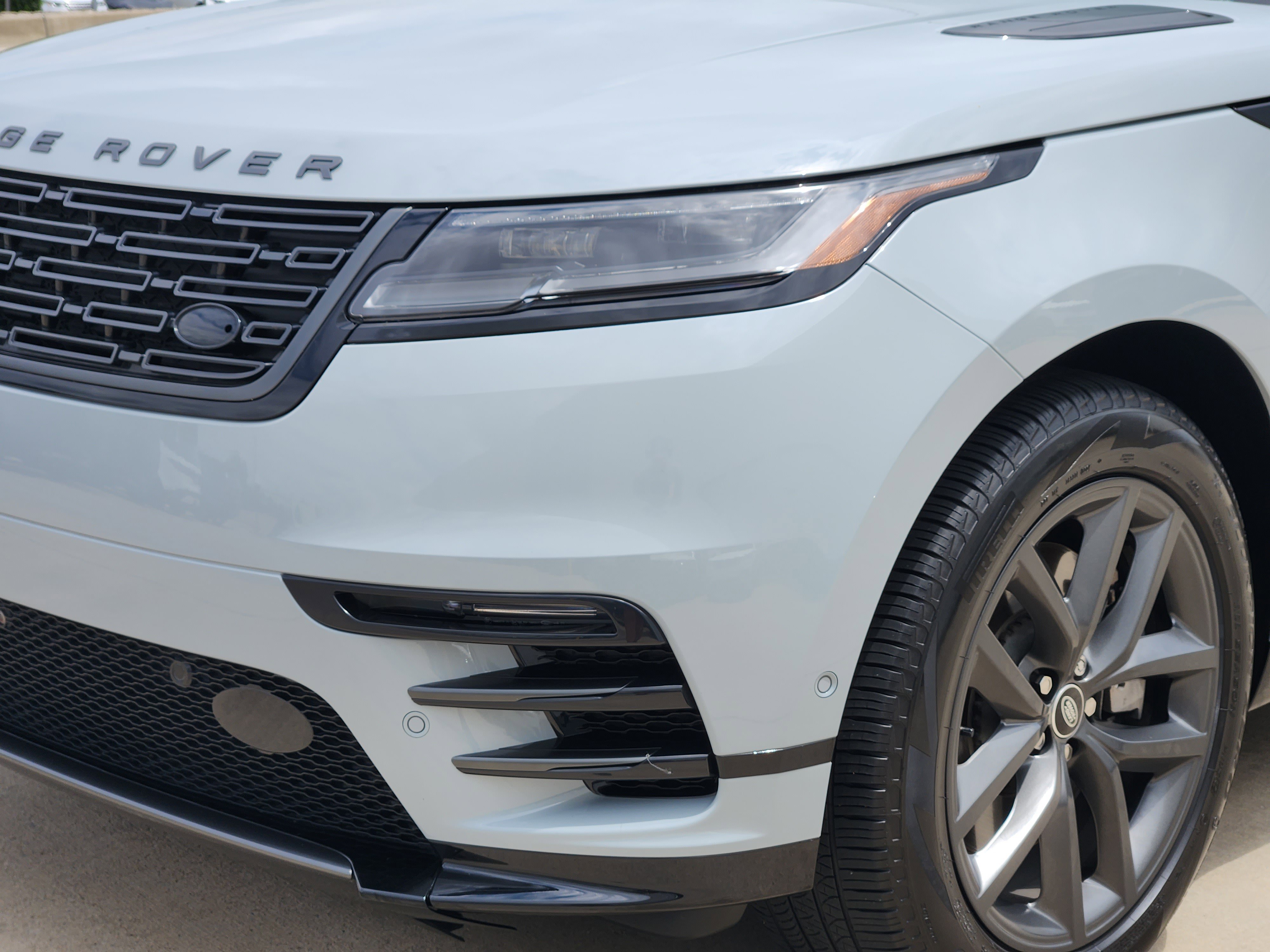 Certified 2026 Land Rover Range Rover Velar Dynamic SE AWD/4WD image 9