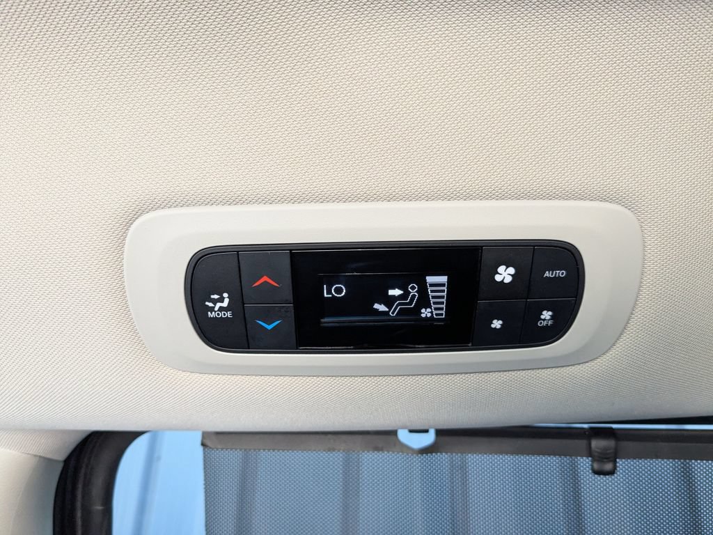 Used 2023 Chrysler Pacifica Touring-L FWD image 32