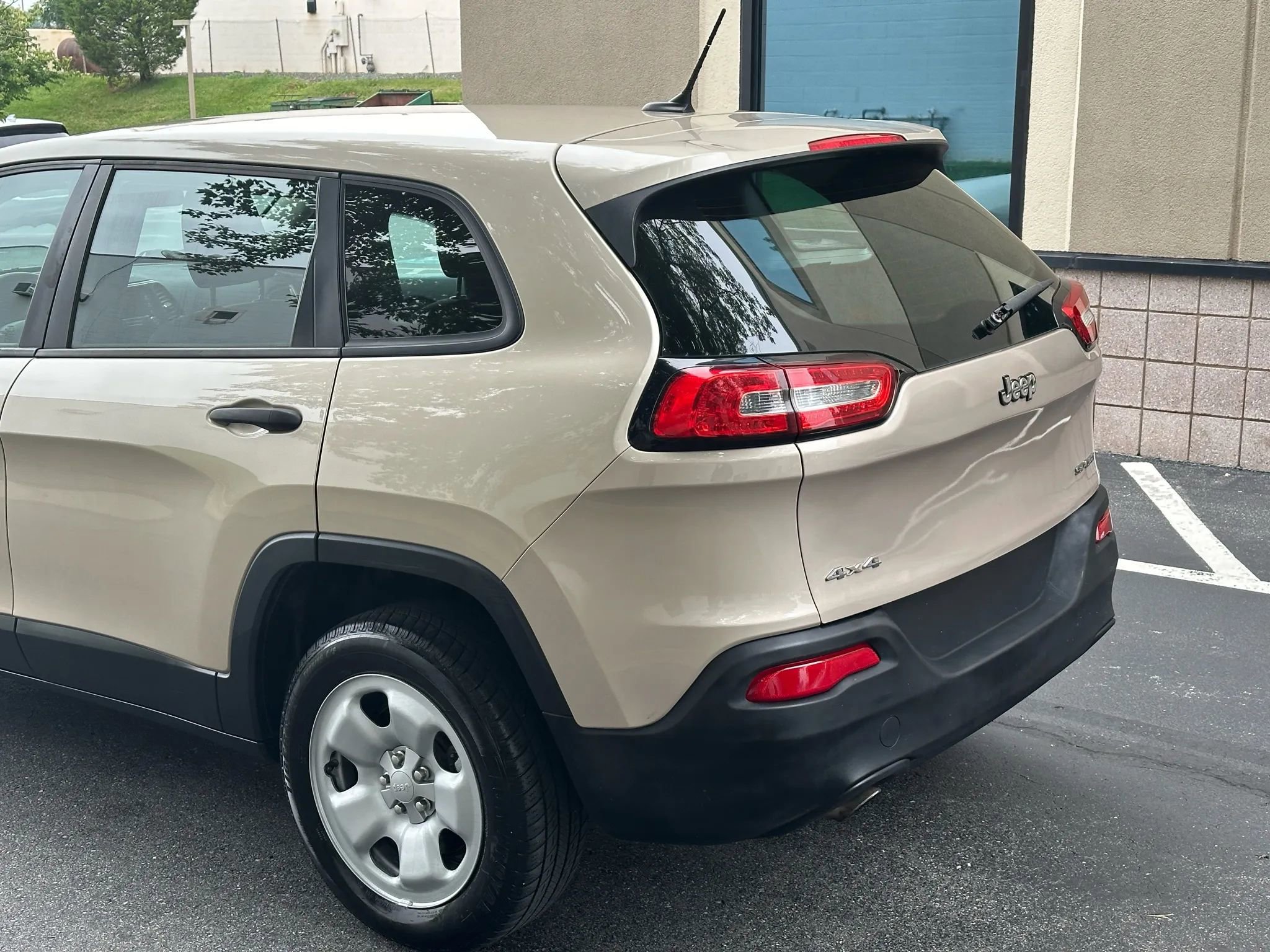 Used 2014 Jeep Cherokee Sport image 10