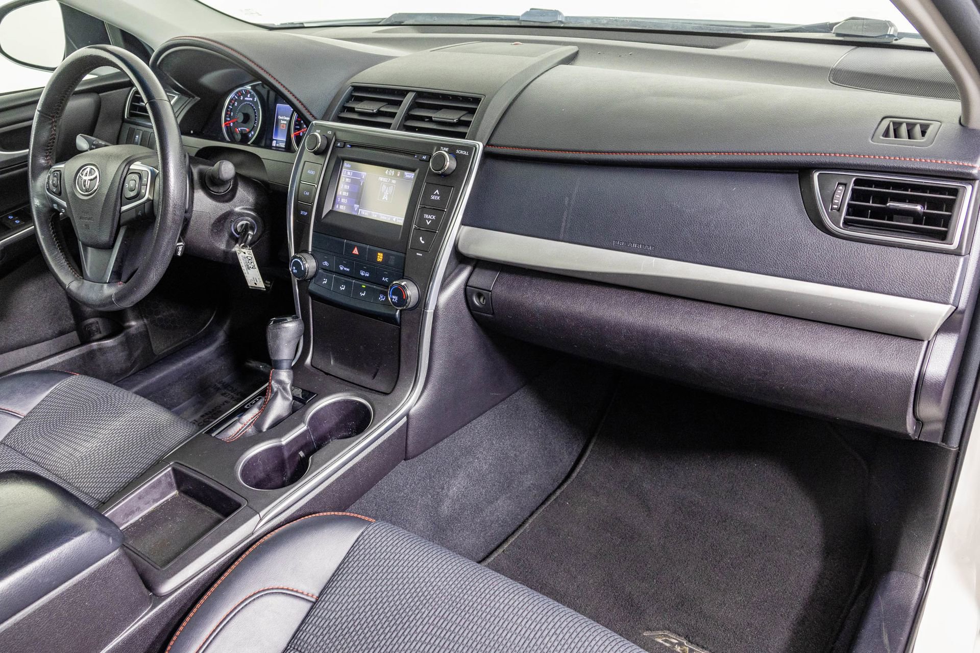 Used 2017 Toyota Camry SE FWD image 40