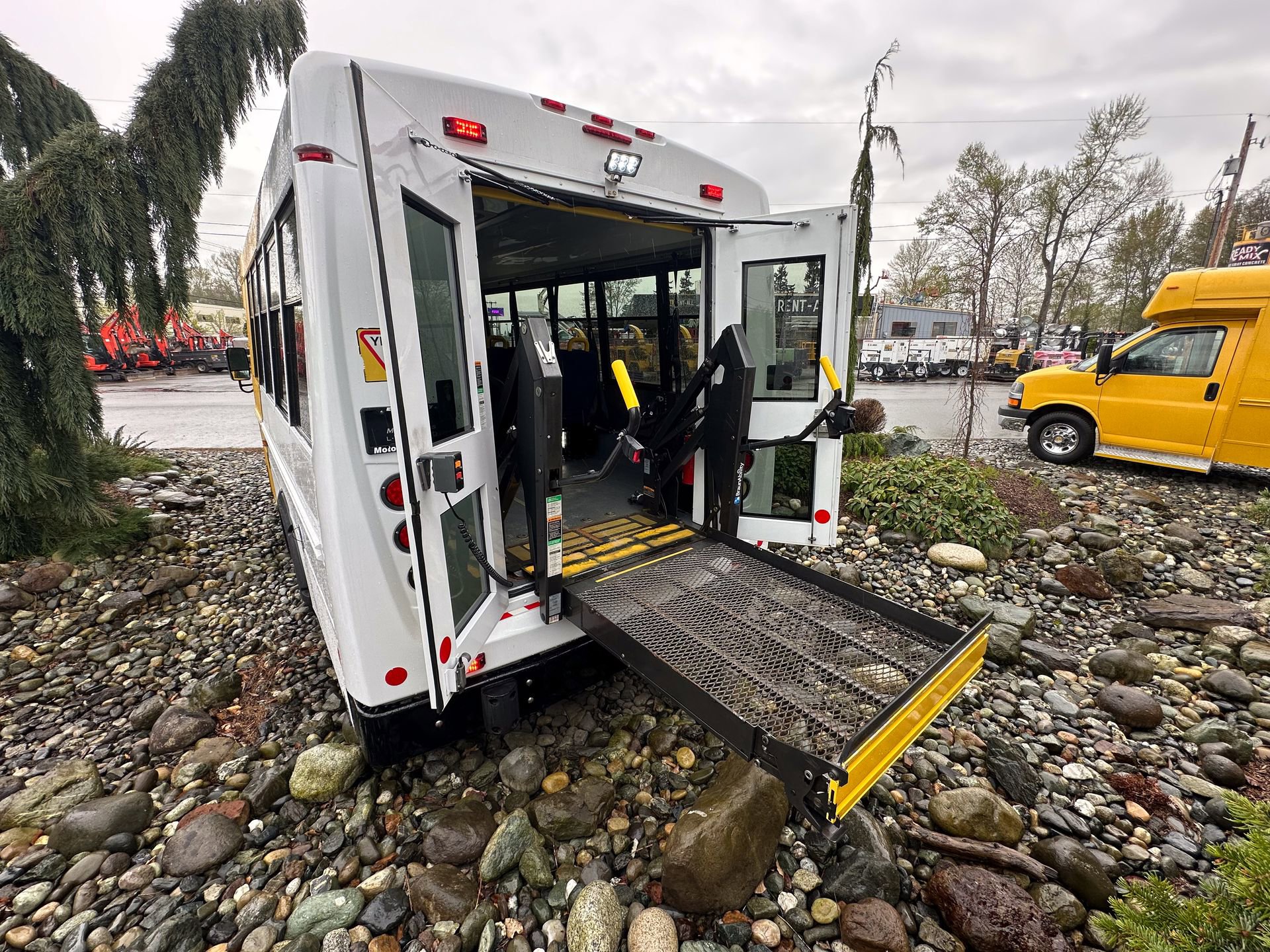 Used 2014 Chevrolet Express 4500 RWD image 10