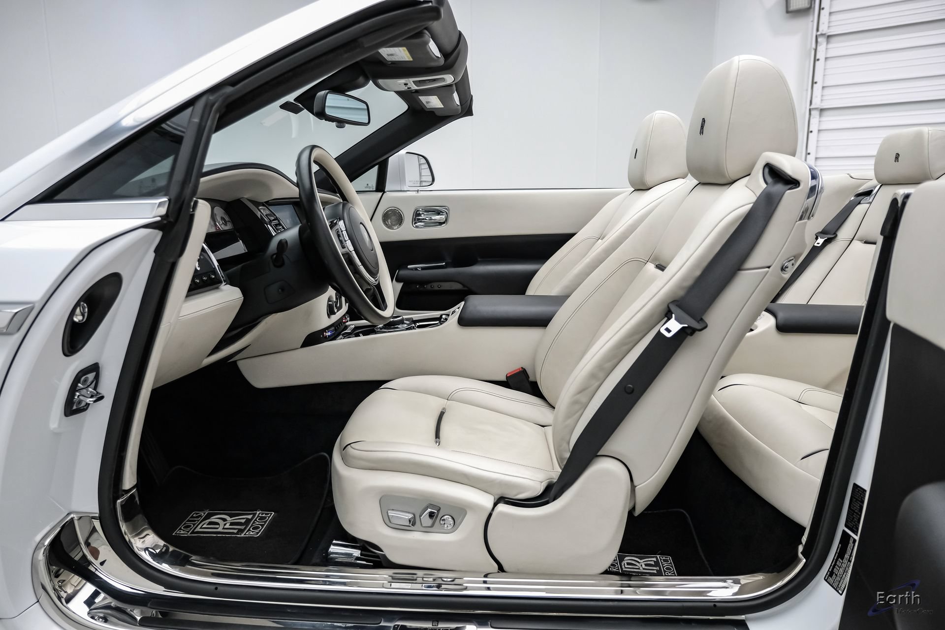 Used 2017 Rolls-Royce Dawn RWD image 46