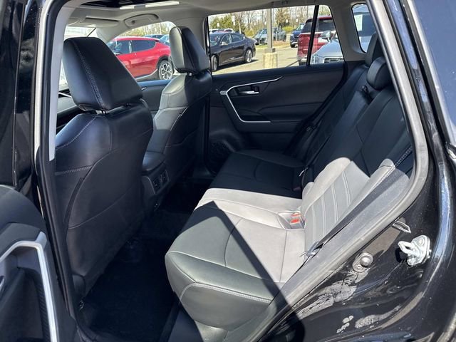 Used 2021 Toyota RAV4 XLE Premium image 17