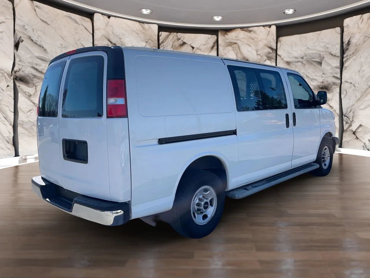 Used 2018 GMC Savana 2500 w/ Driver Convenience Package RWD image 5