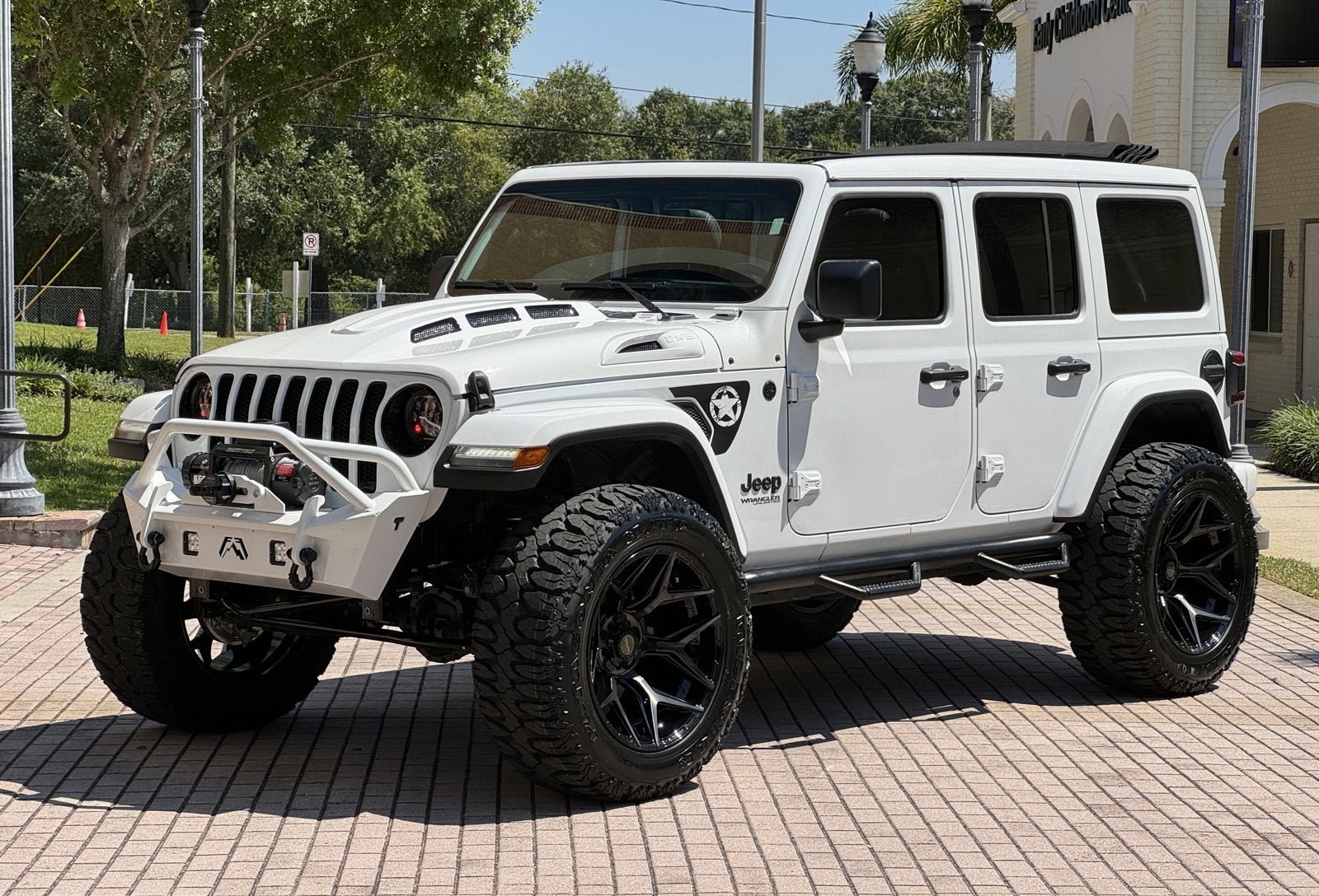 Used 2022 Jeep Wrangler Unlimited Sahara AWD/4WD image 3