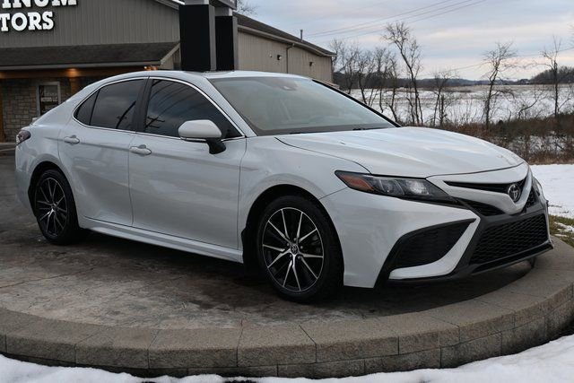 Used 2022 Toyota Camry SE w/ Cold Weather Package image 3