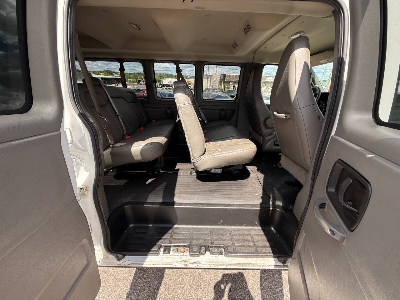Used 2017 GMC Savana 3500 LS RWD image 30