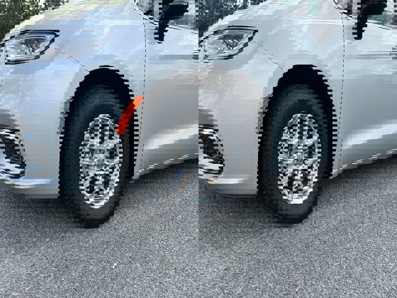 Used 2024 Chrysler Pacifica Touring-L image 31