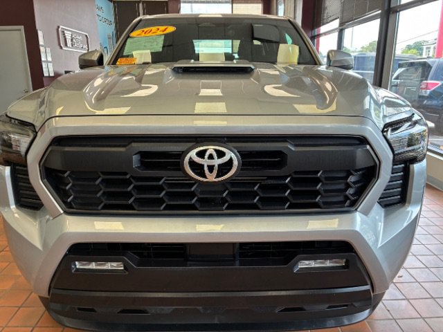 Used 2024 Toyota Tacoma TRD Sport AWD/4WD image 5