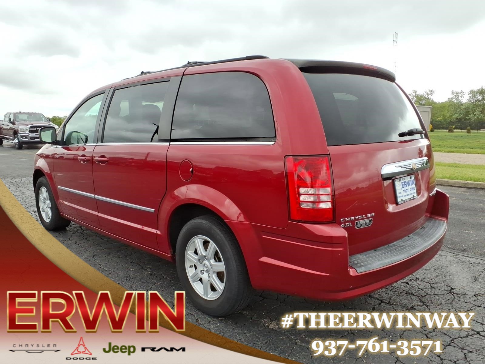 Used 2010 Chrysler Town & Country Touring FWD image 5