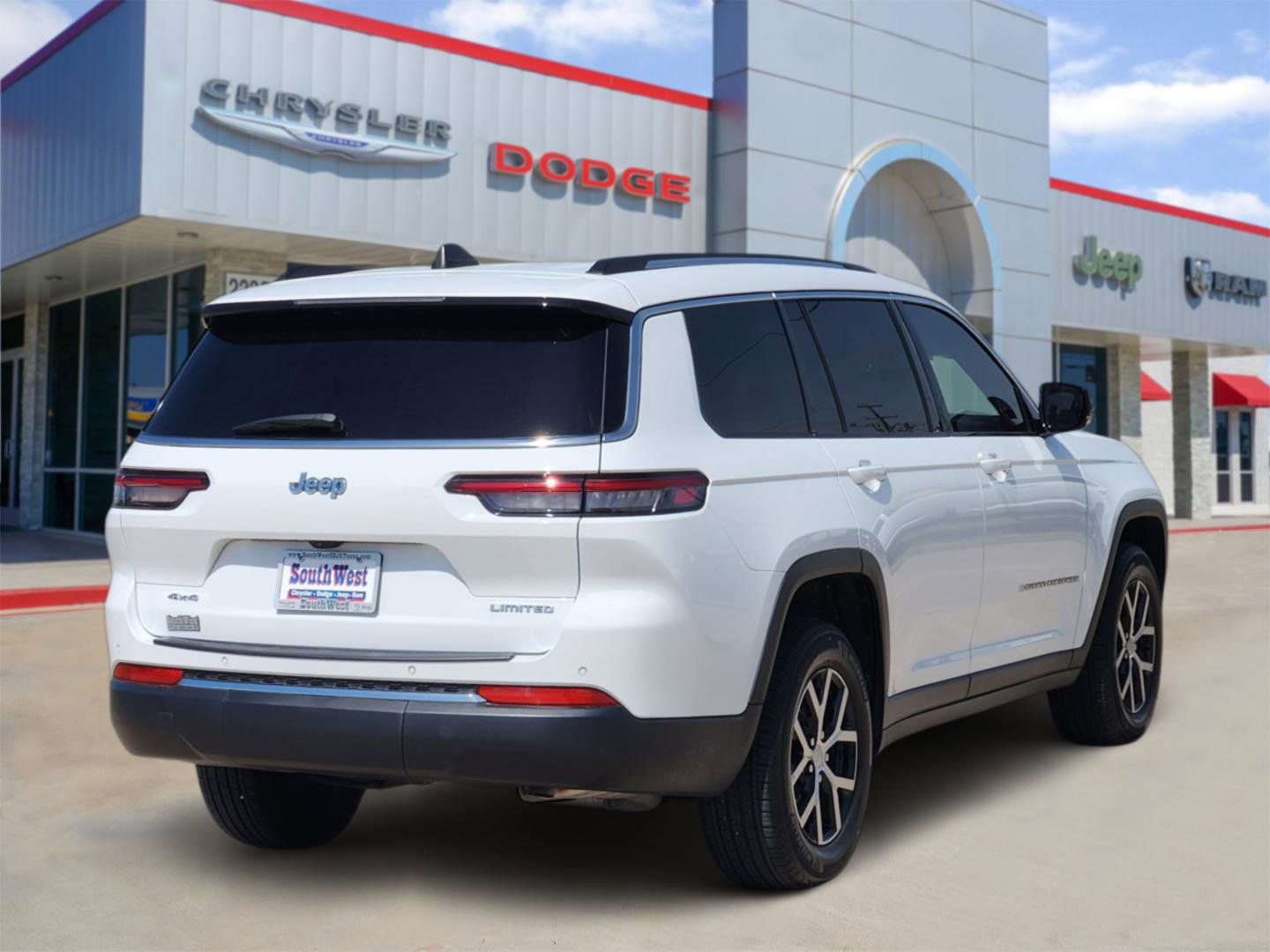 Used 2023 Jeep Grand Cherokee L Limited AWD/4WD image 5