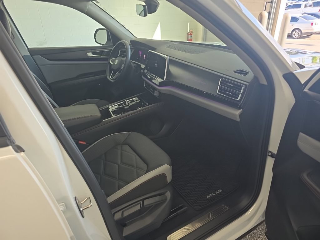 Certified 2024 Volkswagen Atlas Peak Edition SE AWD/4WD image 10