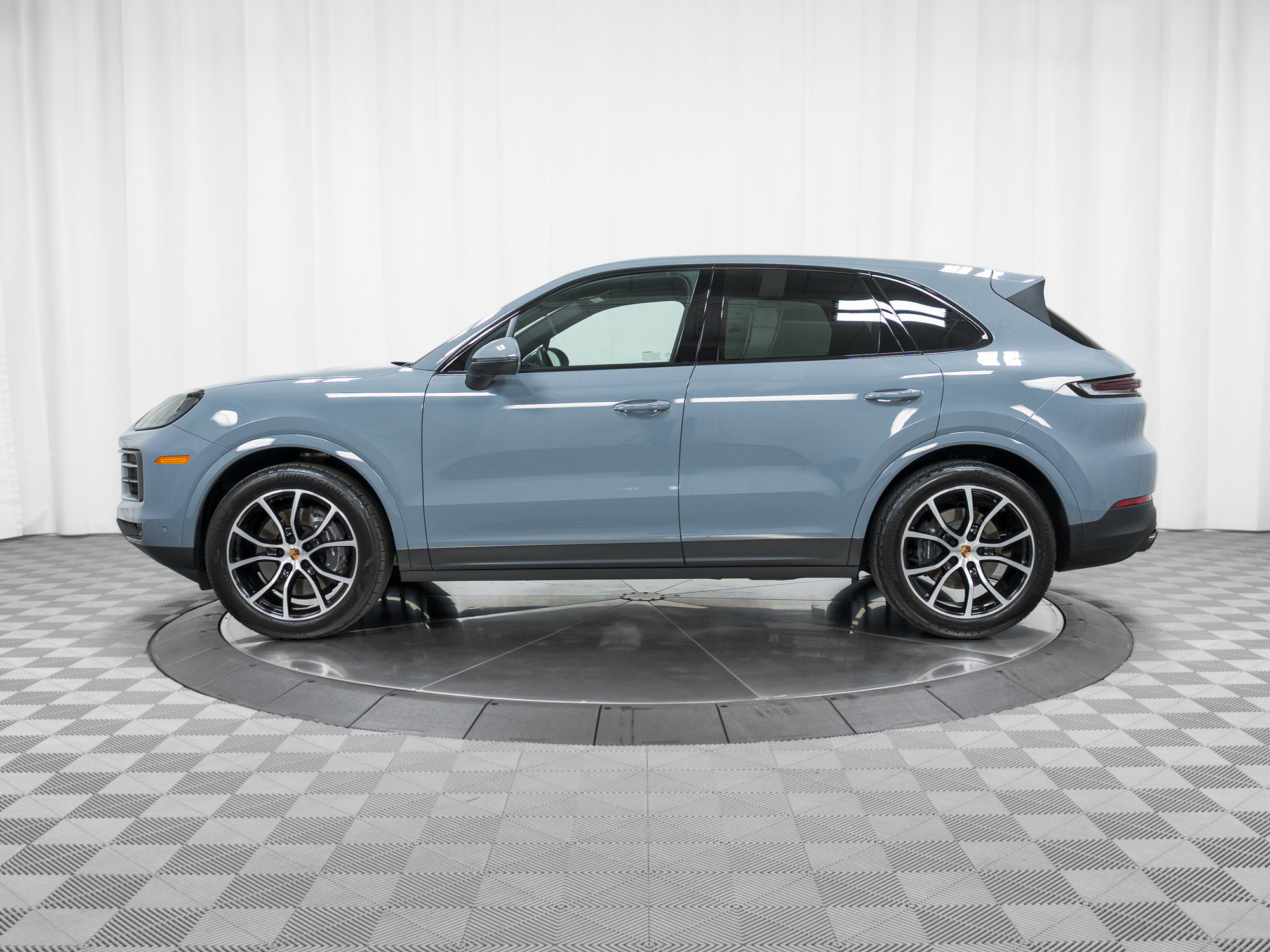 Certified 2025 Porsche Cayenne image 2