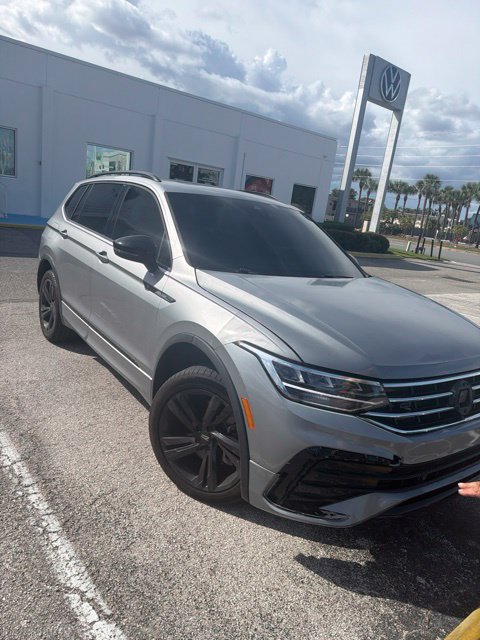 Used 2023 Volkswagen Tiguan SE R-Line FWD image 2
