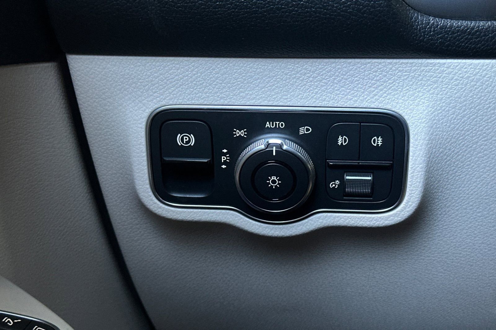 New 2025 Mercedes-Benz GLB 250 image 28