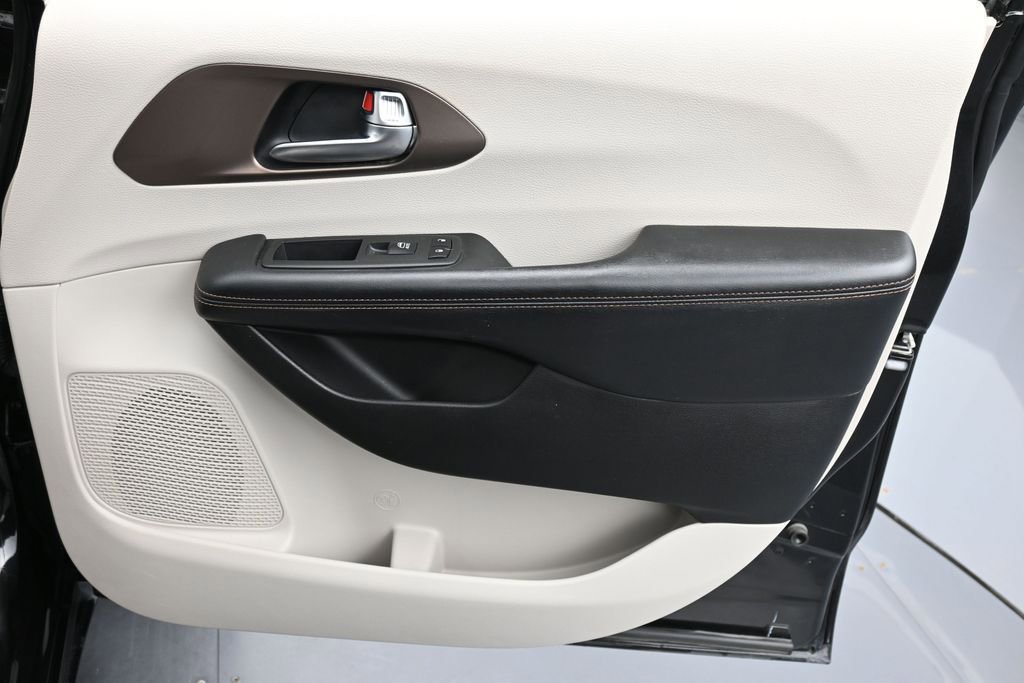 Used 2019 Chrysler Pacifica Touring Plus w/ Advanced Safetytec Group FWD image 16