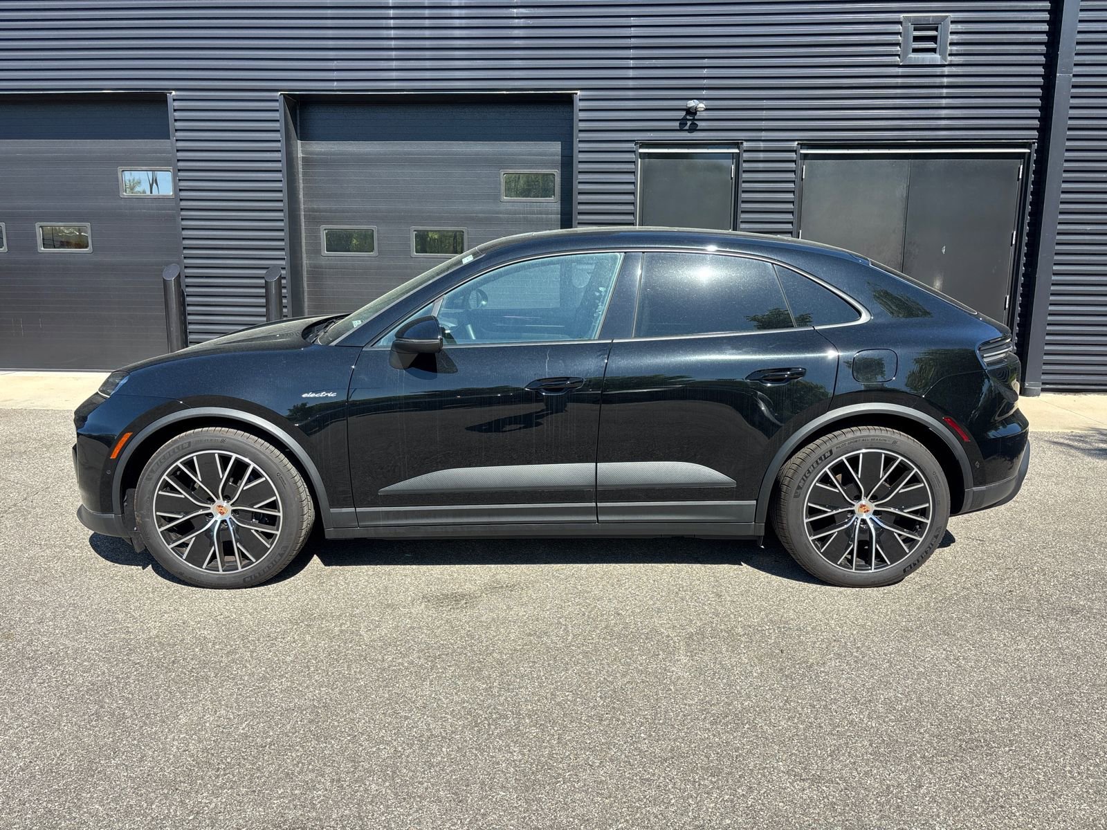 Used 2025 Porsche Macan Electric RWD image 4