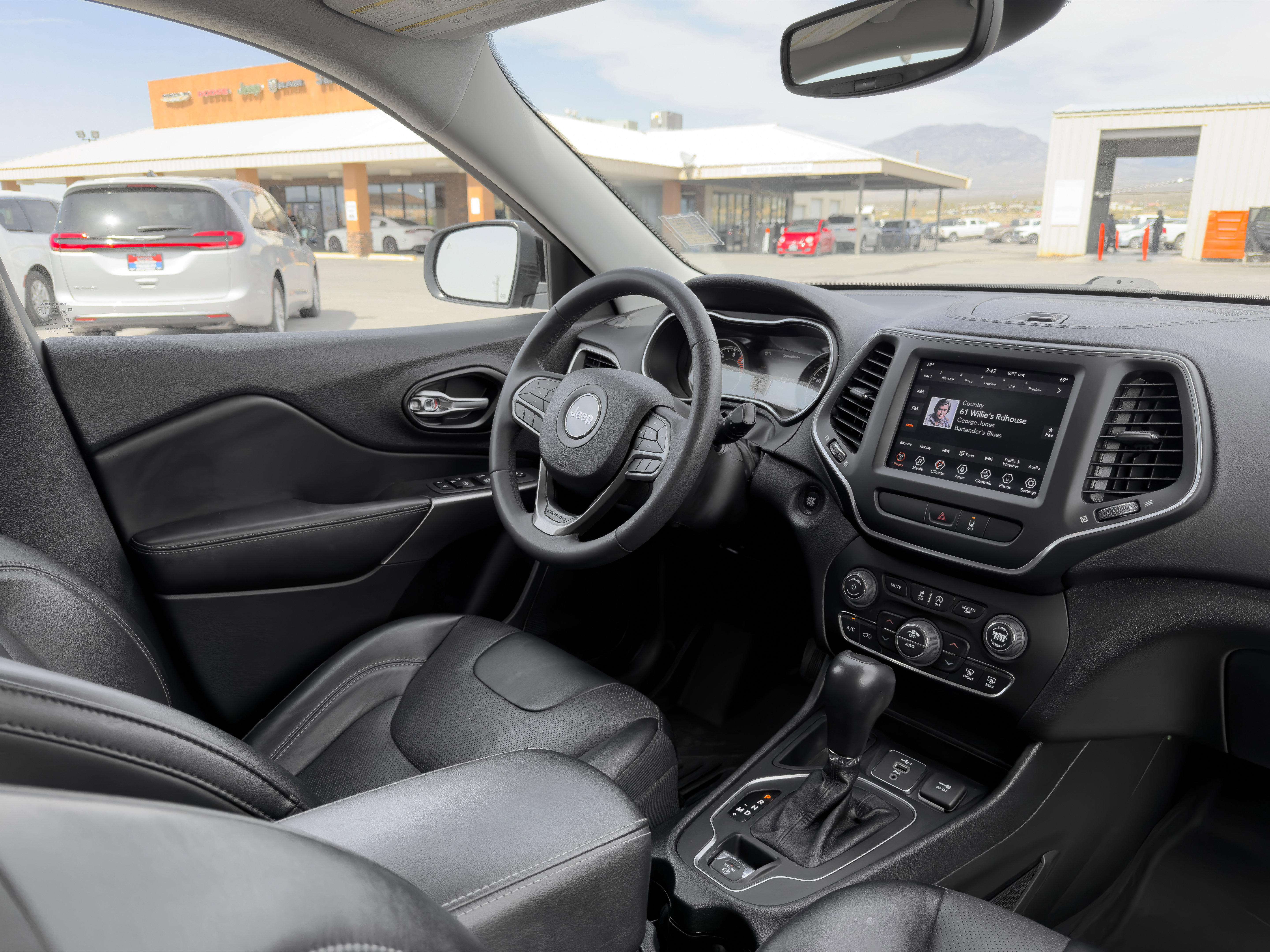 Used 2022 Jeep Cherokee Latitude Lux w/ Mopar Interior Package FWD image 9